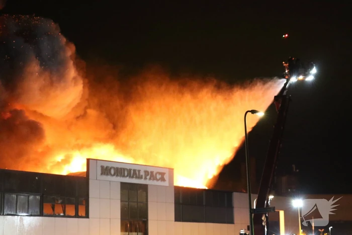 Grote uitslaande brand in bedrijfspand