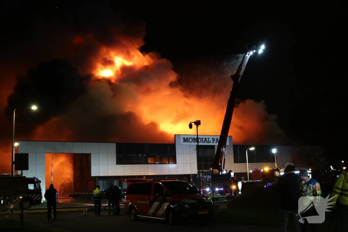 Grote uitslaande brand in bedrijfspand