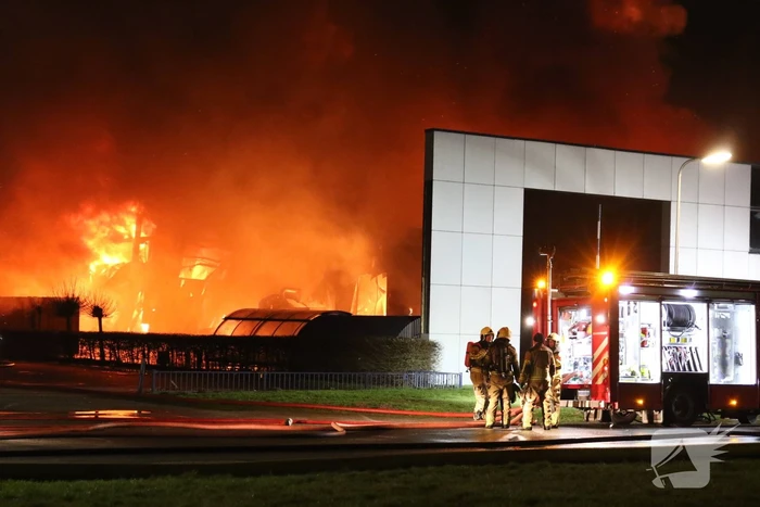 Grote uitslaande brand in bedrijfspand