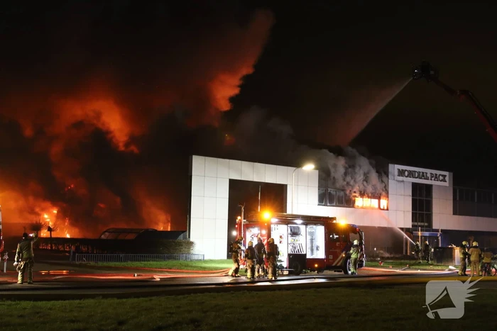 Grote uitslaande brand in bedrijfspand