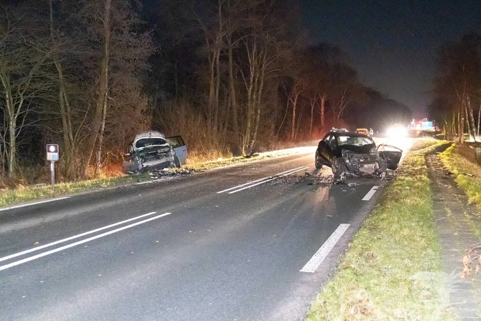Twee auto's botsen frontaal