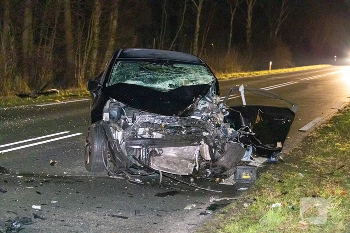Twee auto's botsen frontaal