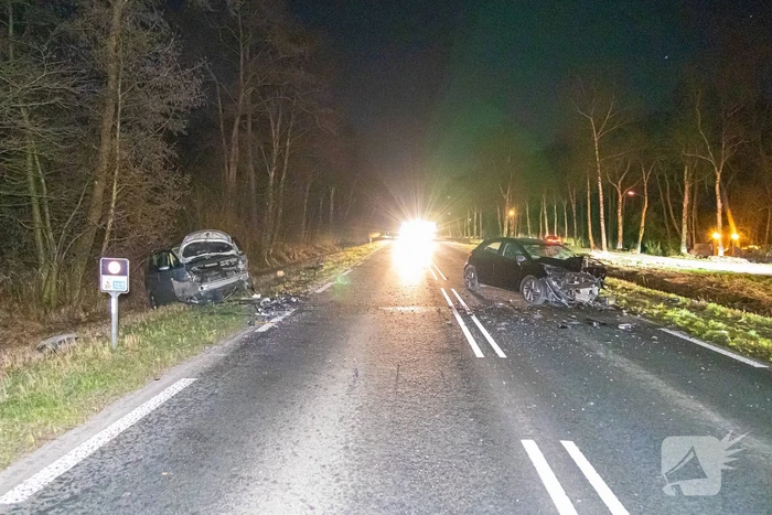 Twee auto's botsen frontaal