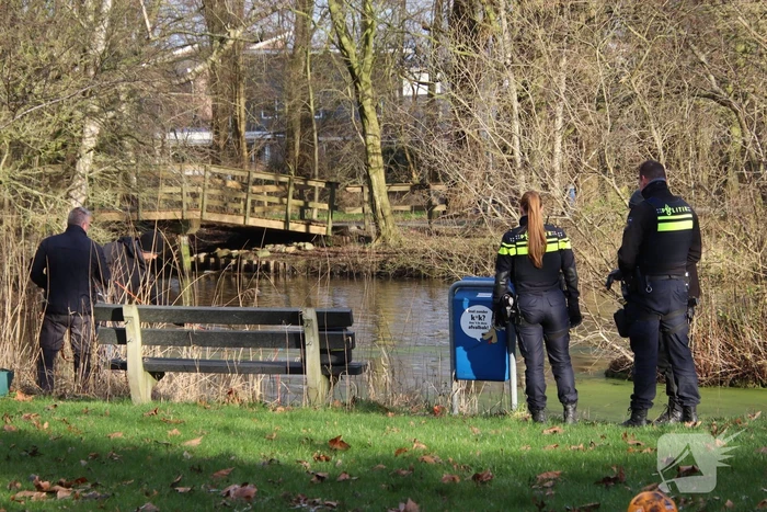 Politie zoekt in sloot naar wapen