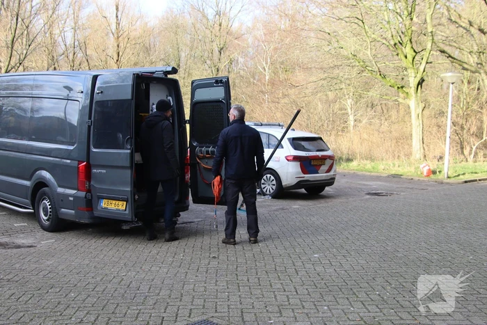 Politie zoekt in sloot naar wapen