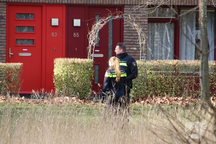 Politie zoekt in sloot naar wapen