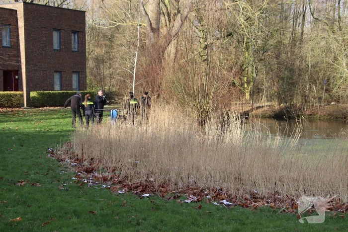 Politie zoekt in sloot naar wapen