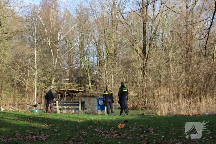 Politie zoekt in sloot naar wapen
