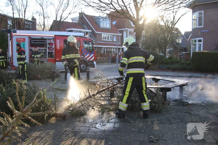 Brandweer blust brandende kerstbomen