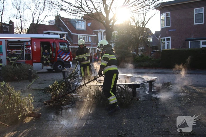 Brandweer blust brandende kerstbomen