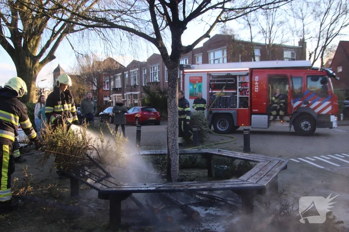 Brandweer blust brandende kerstbomen