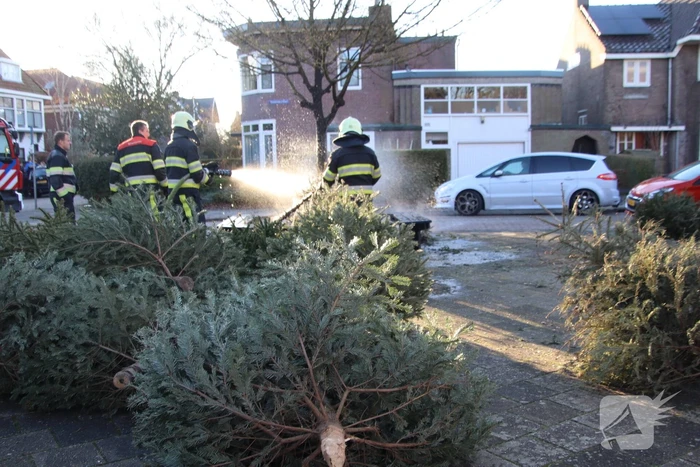 Brandweer blust brandende kerstbomen