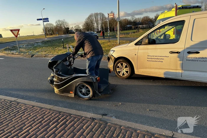Ongeval tussen bestelbus en rolstoelscooter