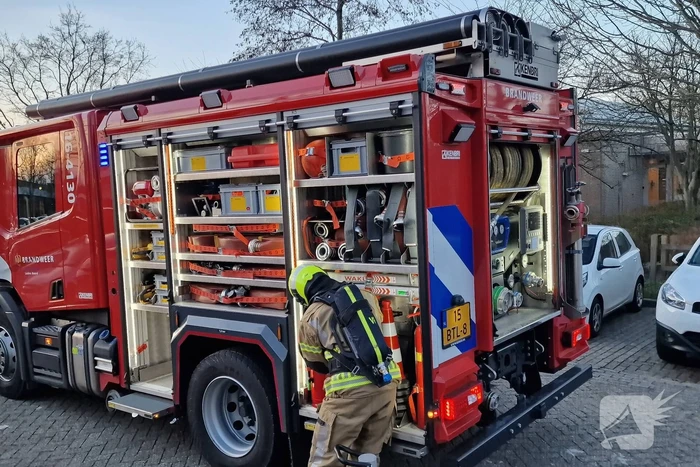 Bewoner asielzoekers centrum steekt bed in brand