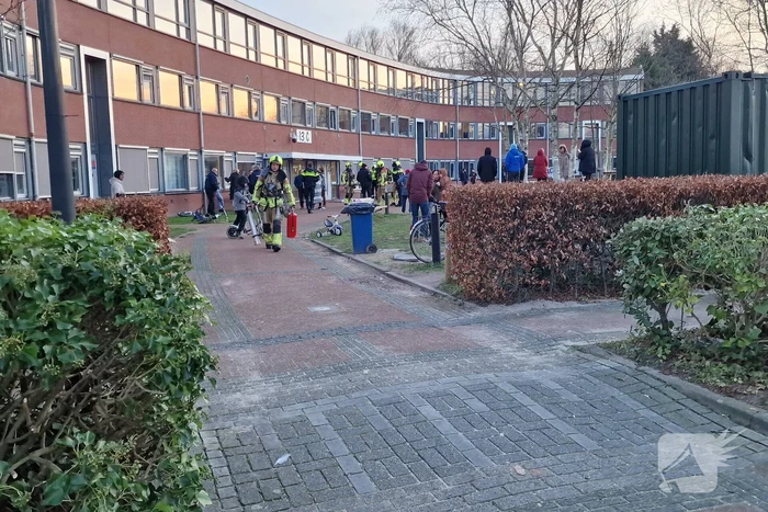 Bewoner asielzoekers centrum steekt bed in brand