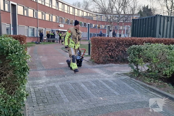 Bewoner asielzoekers centrum steekt bed in brand