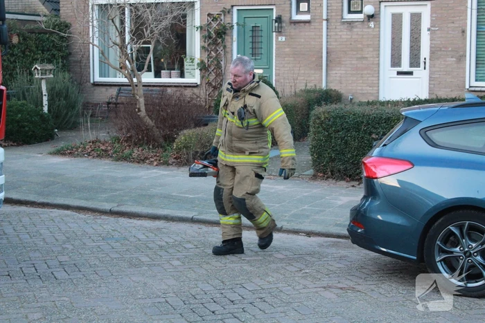 Voet van kind komt tussen spaken
