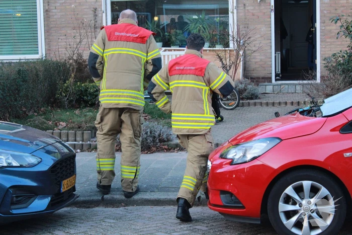 Voet van kind komt tussen spaken