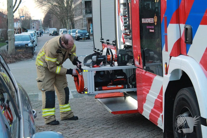 Voet van kind komt tussen spaken