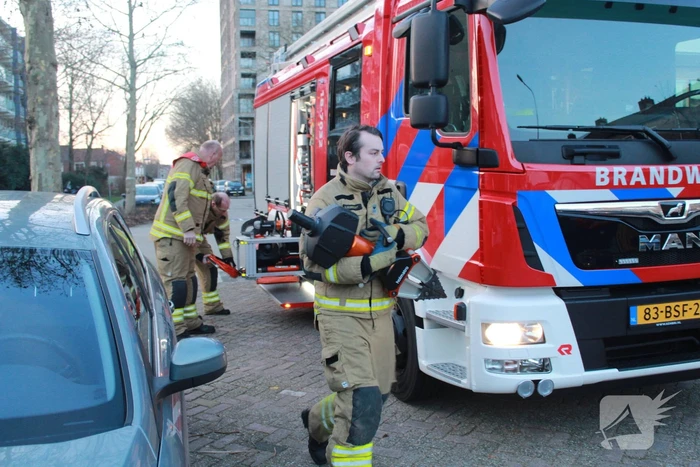 Voet van kind komt tussen spaken