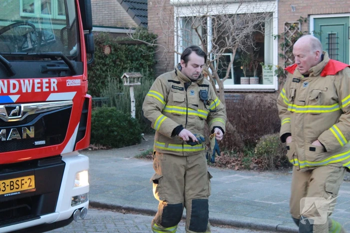 Voet van kind komt tussen spaken