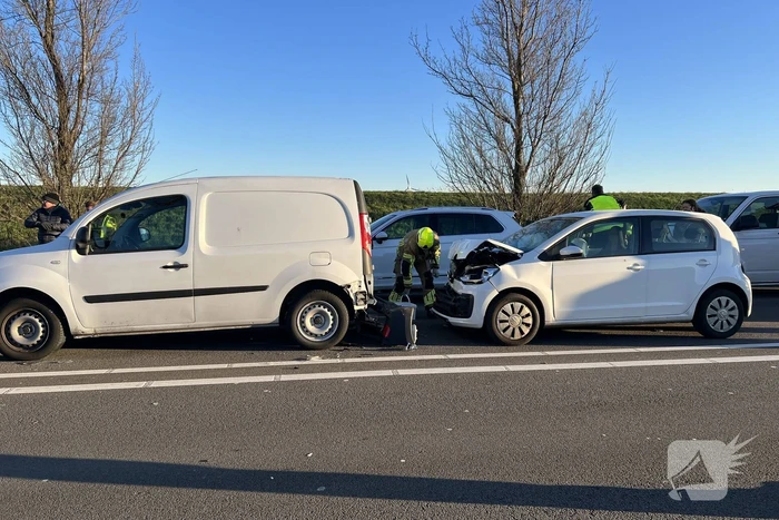Schade en file na kettingbotsing