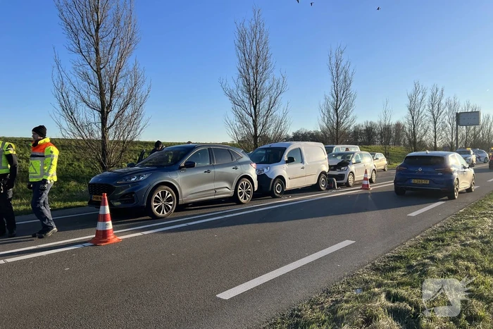 Schade en file na kettingbotsing