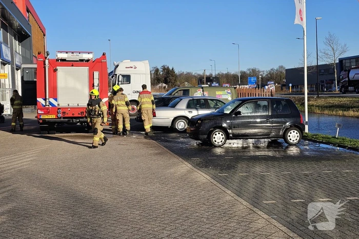 Geparkeerde auto vat vlam