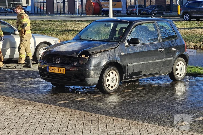 Geparkeerde auto vat vlam