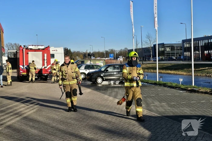 Geparkeerde auto vat vlam