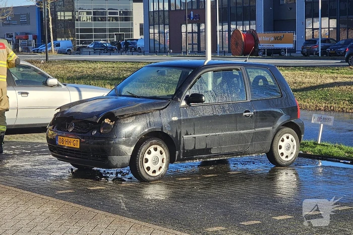 Geparkeerde auto vat vlam