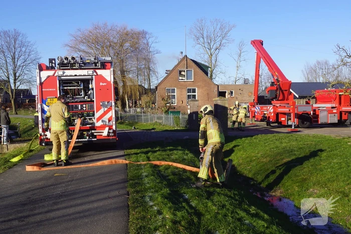 Brandweer sloopt dak om brand te blussen