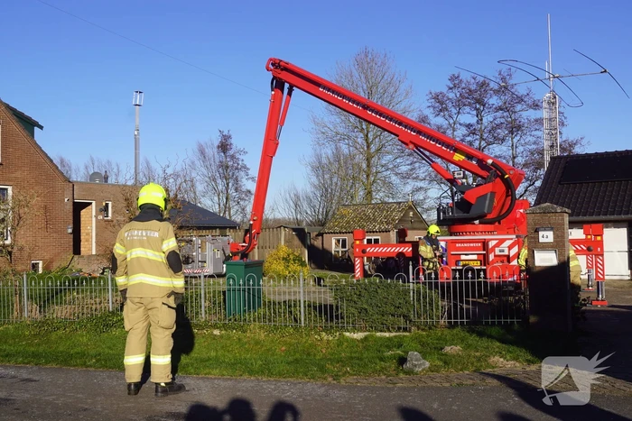 Brandweer sloopt dak om brand te blussen
