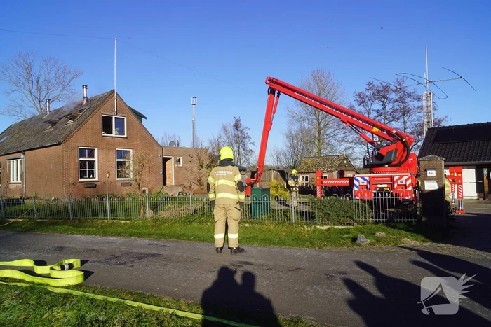 Brandweer sloopt dak om brand te blussen