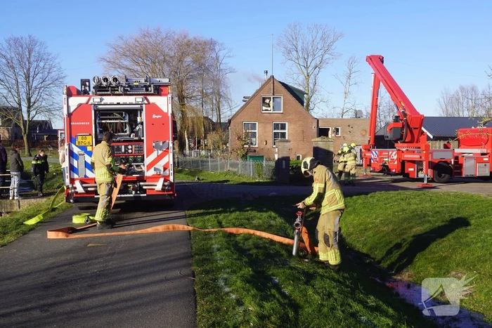 Brandweer sloopt dak om brand te blussen