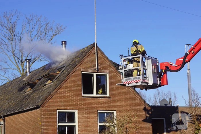 Brandweer sloopt dak om brand te blussen