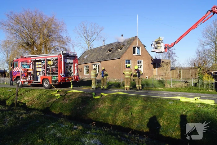 Brandweer sloopt dak om brand te blussen
