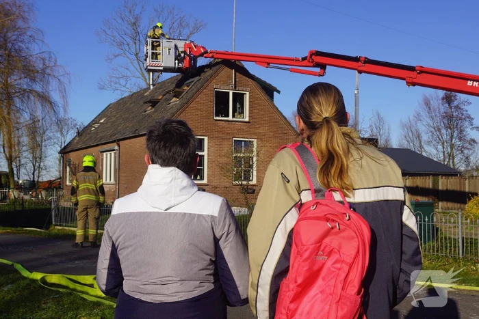 Brandweer sloopt dak om brand te blussen