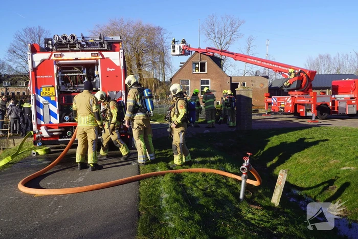 Brandweer sloopt dak om brand te blussen