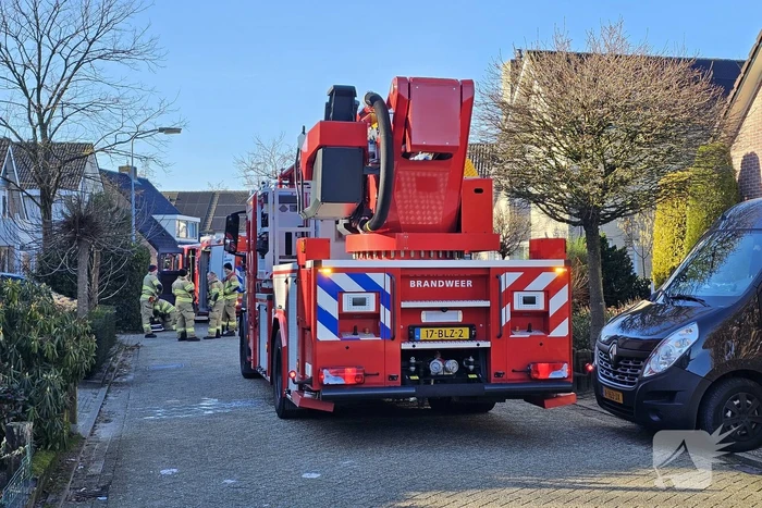 Vlammen uit schoorsteen bij brand