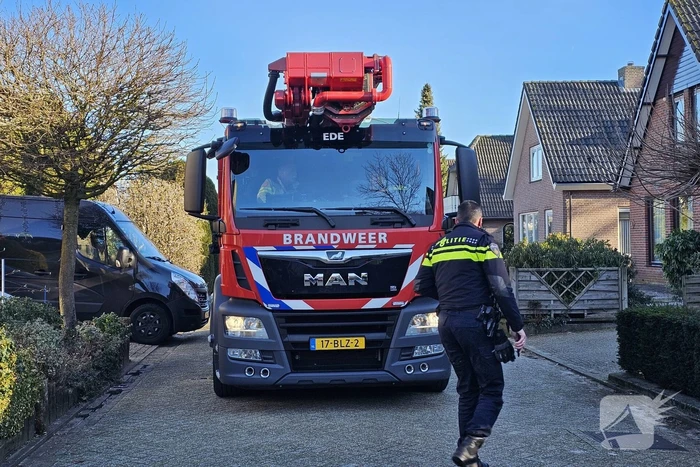 Vlammen uit schoorsteen bij brand