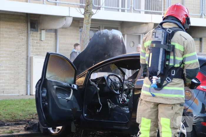 Auto flink beschadigd bij brand