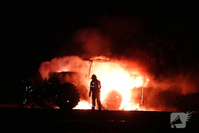 Landbouwvoertuig uitgebrand in weiland