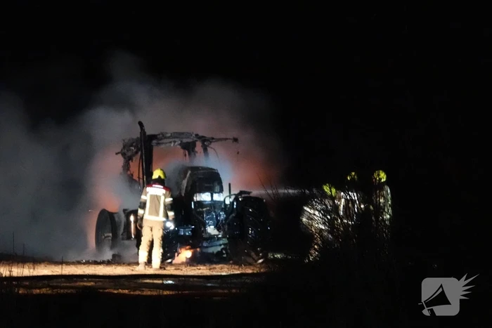 Landbouwvoertuig uitgebrand in weiland