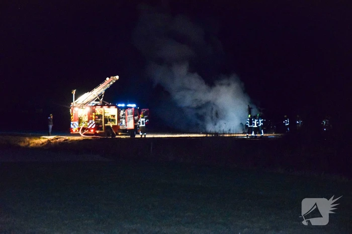 Landbouwvoertuig uitgebrand in weiland