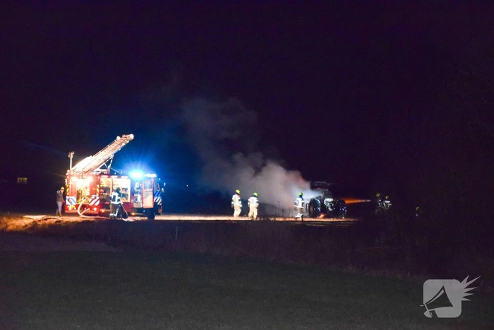 Landbouwvoertuig uitgebrand in weiland