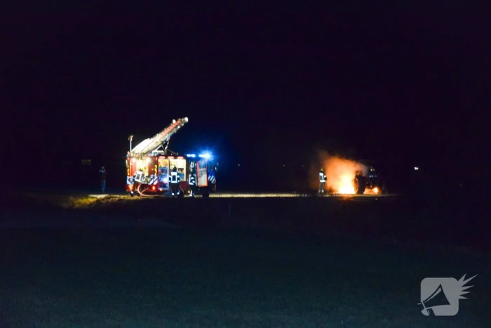 Landbouwvoertuig uitgebrand in weiland