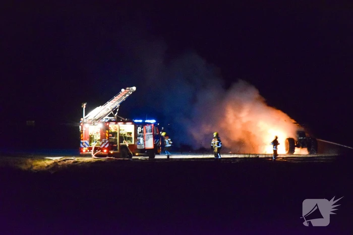 Landbouwvoertuig uitgebrand in weiland