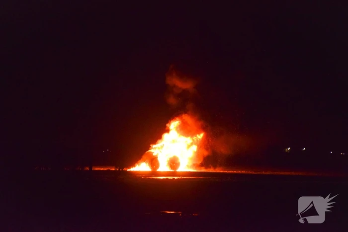Landbouwvoertuig uitgebrand in weiland