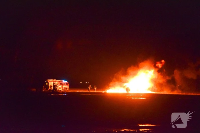 Landbouwvoertuig uitgebrand in weiland